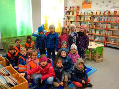 Die Schulanfänger des Nikolaus-Lenau-Haus in der Bücherei Leimen