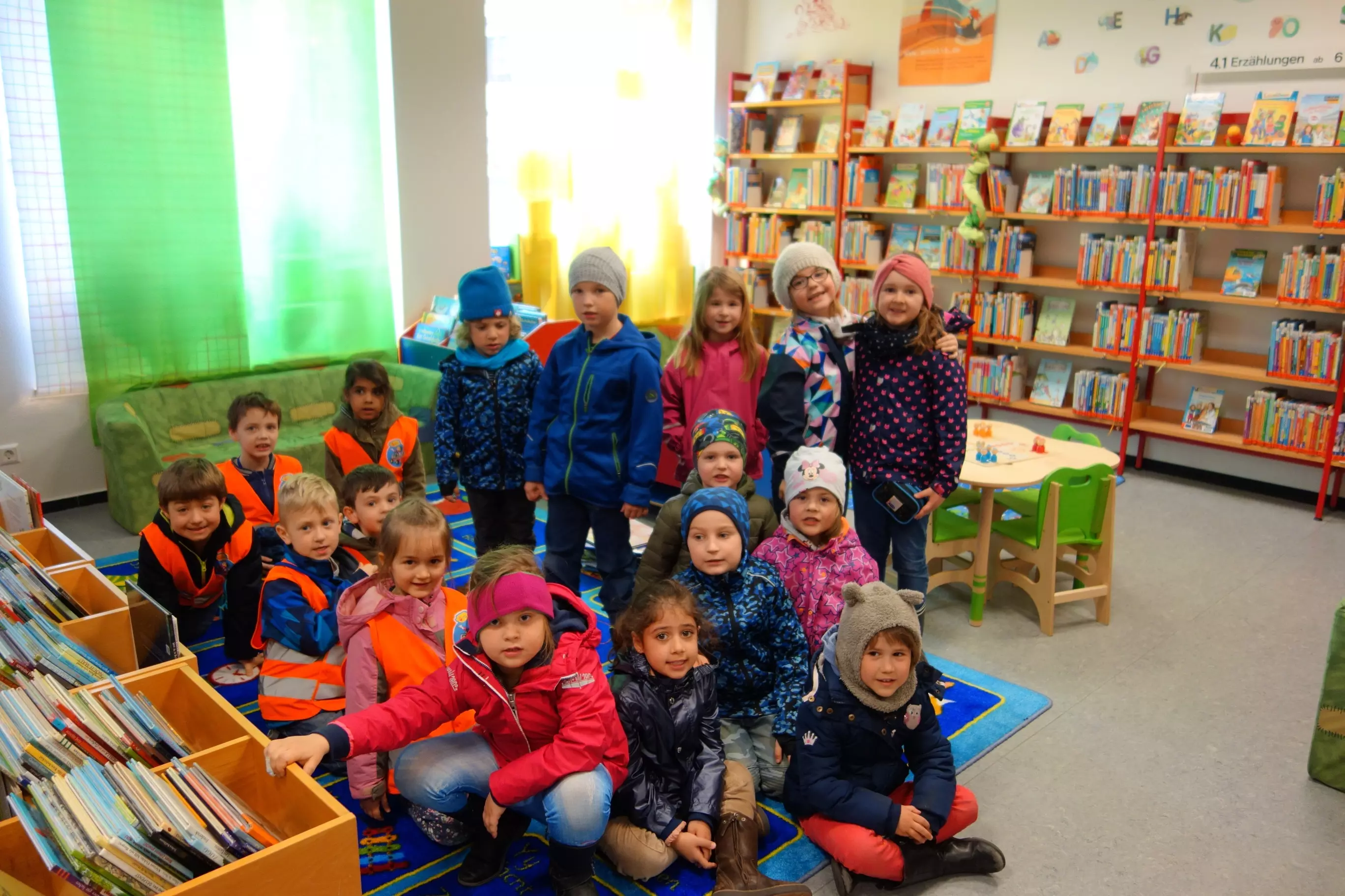 Die Schulanfänger des Nikolaus-Lenau-Haus in der Bücherei Leimen