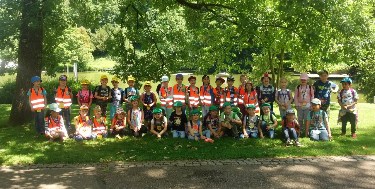 Die Schulanfänger im Zoologischen Garten in Karlsruhe