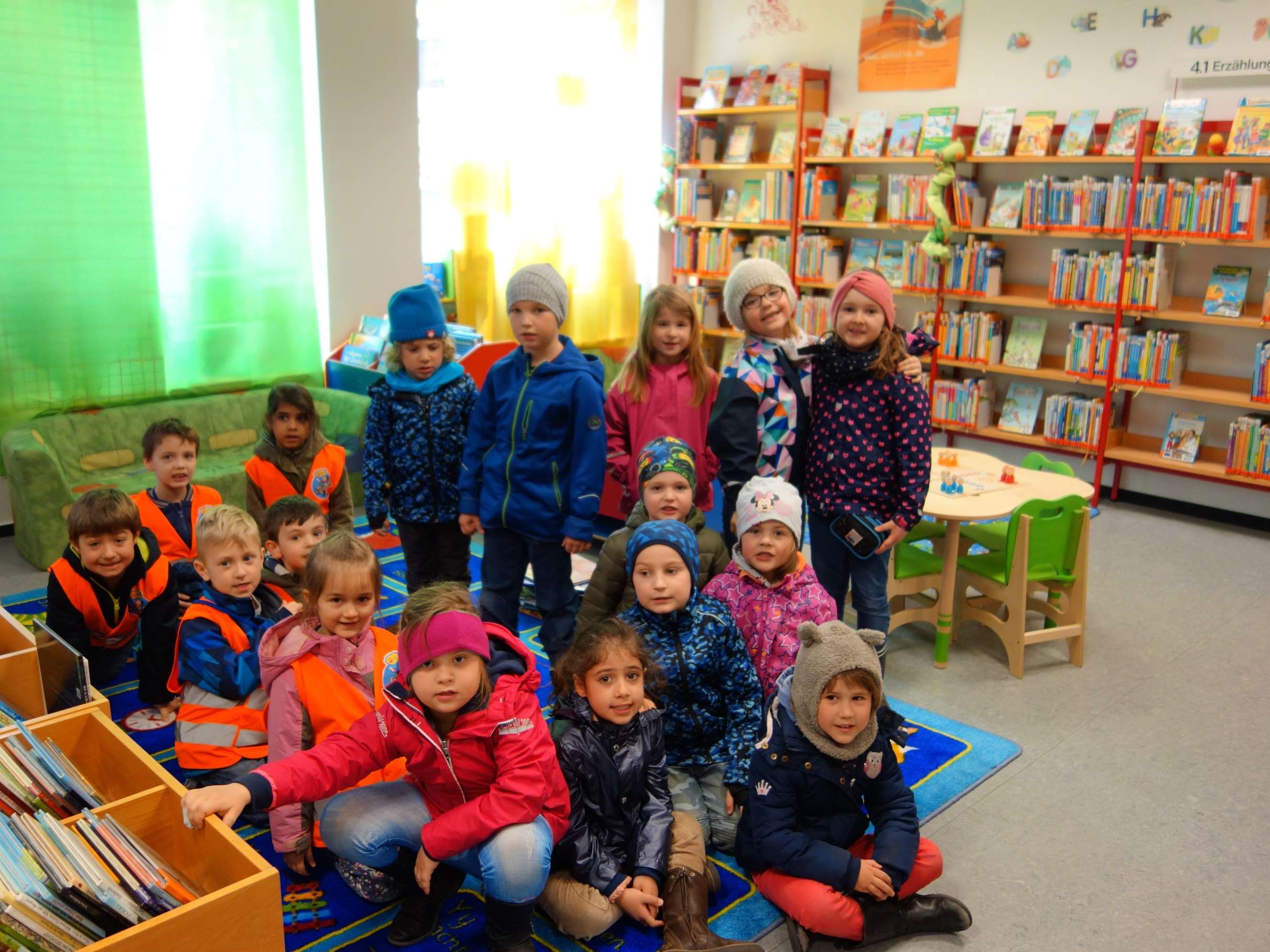  Die Schulanfänger des Nikolaus-Lenau-Haus in der Stadtbücherei Leimen 