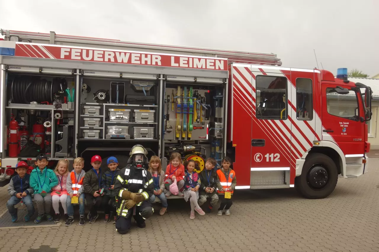 Die Schulanfänger besuchen die Feuerwehr in Leimen