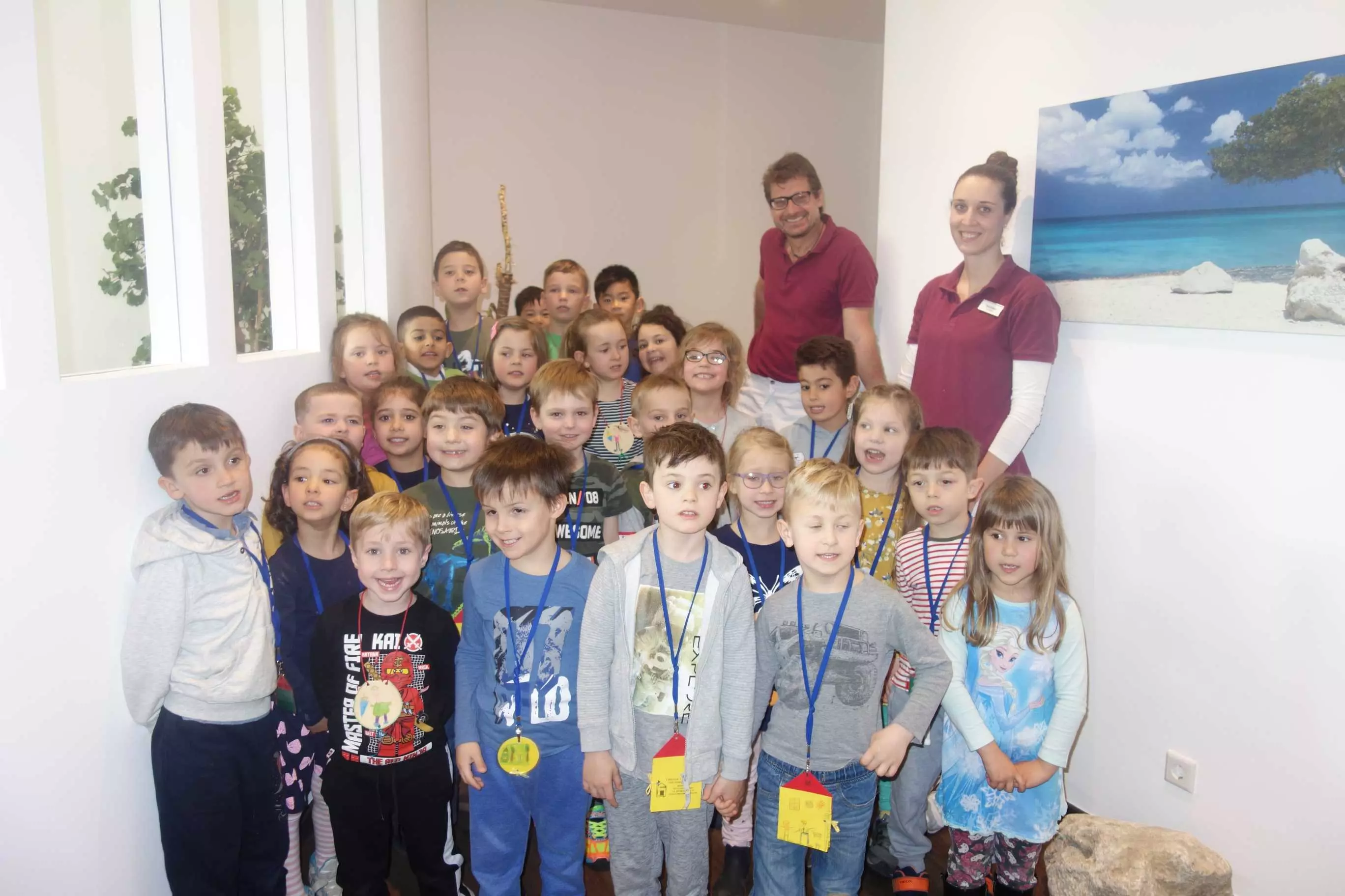 Die Schulanfänger des Nikolaus- Lenau- Haus zu Besuch beim Zahnarzt