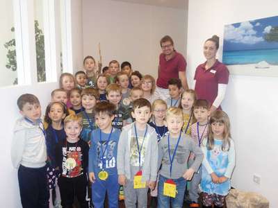 Die Schulanfänger des Nikolaus- Lenau- Haus zu Besuch beim Zahnarzt